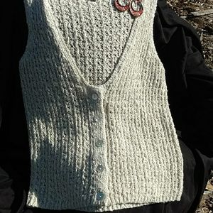 Sleeveless sweater vest with earrings